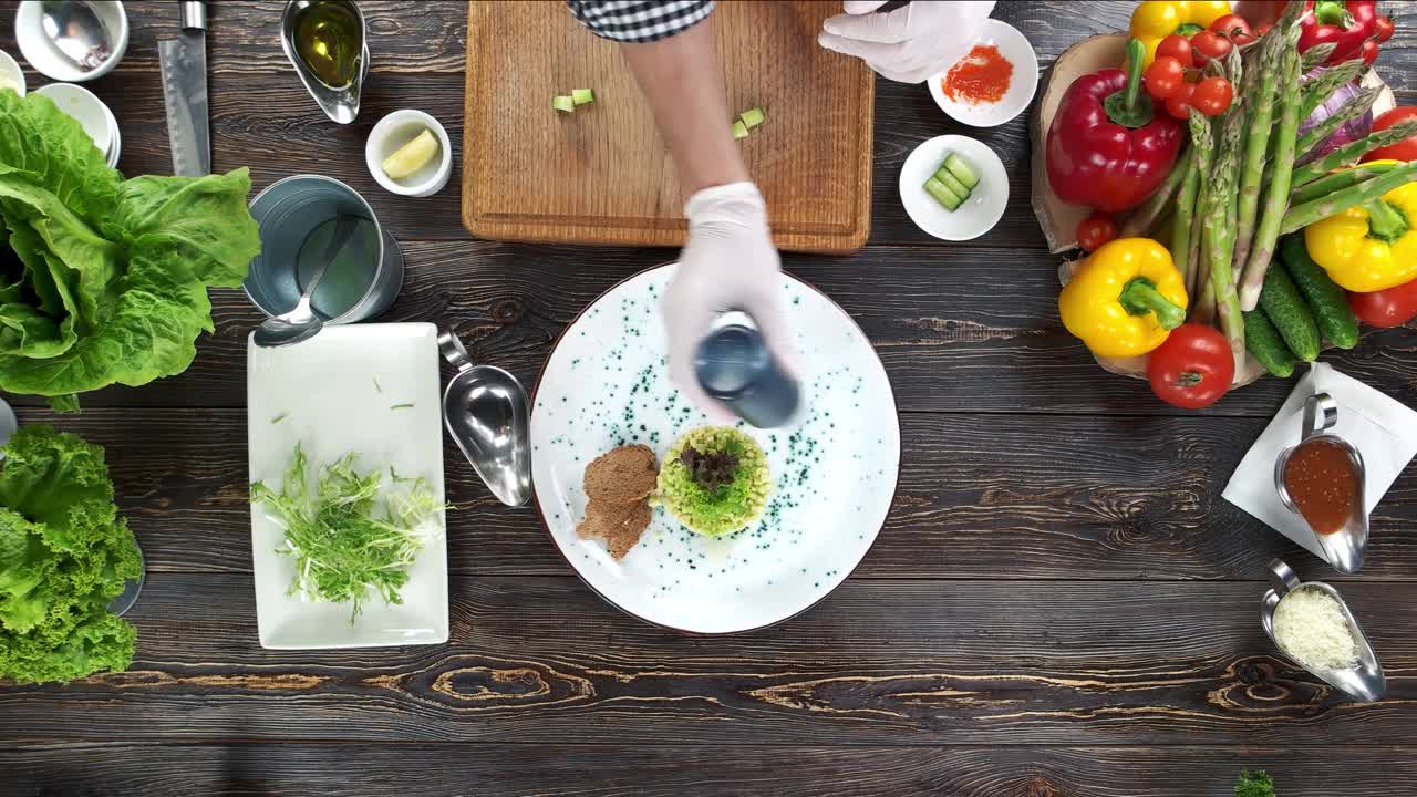 手装饰食物顶部视图。视频素材