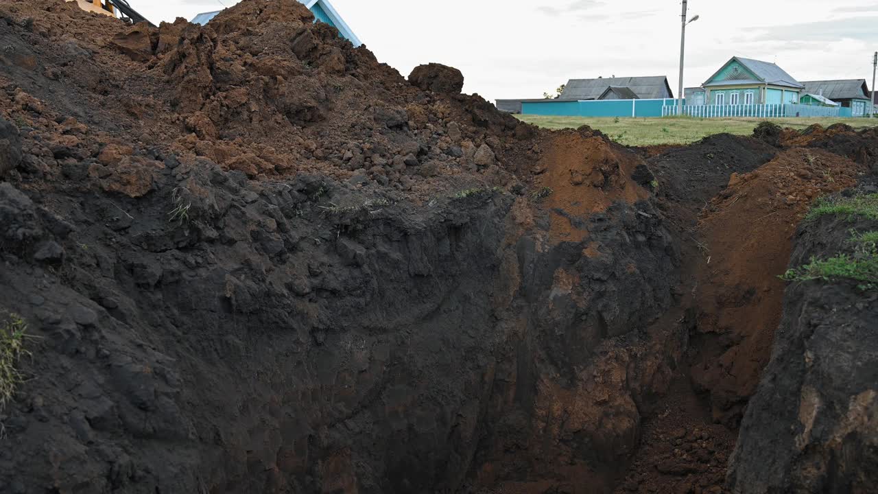 土方工程在农村。现代推土机在建筑工地埋沟视频下载