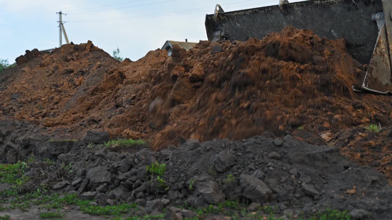 土方工程在农村。现代推土机在建筑工地埋沟视频下载