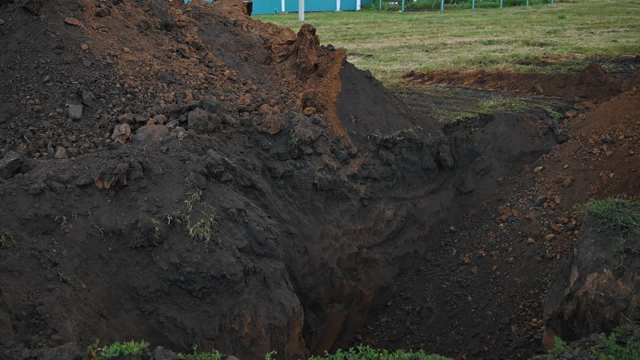 土方工程在农村。现代推土机在建筑工地埋沟视频下载