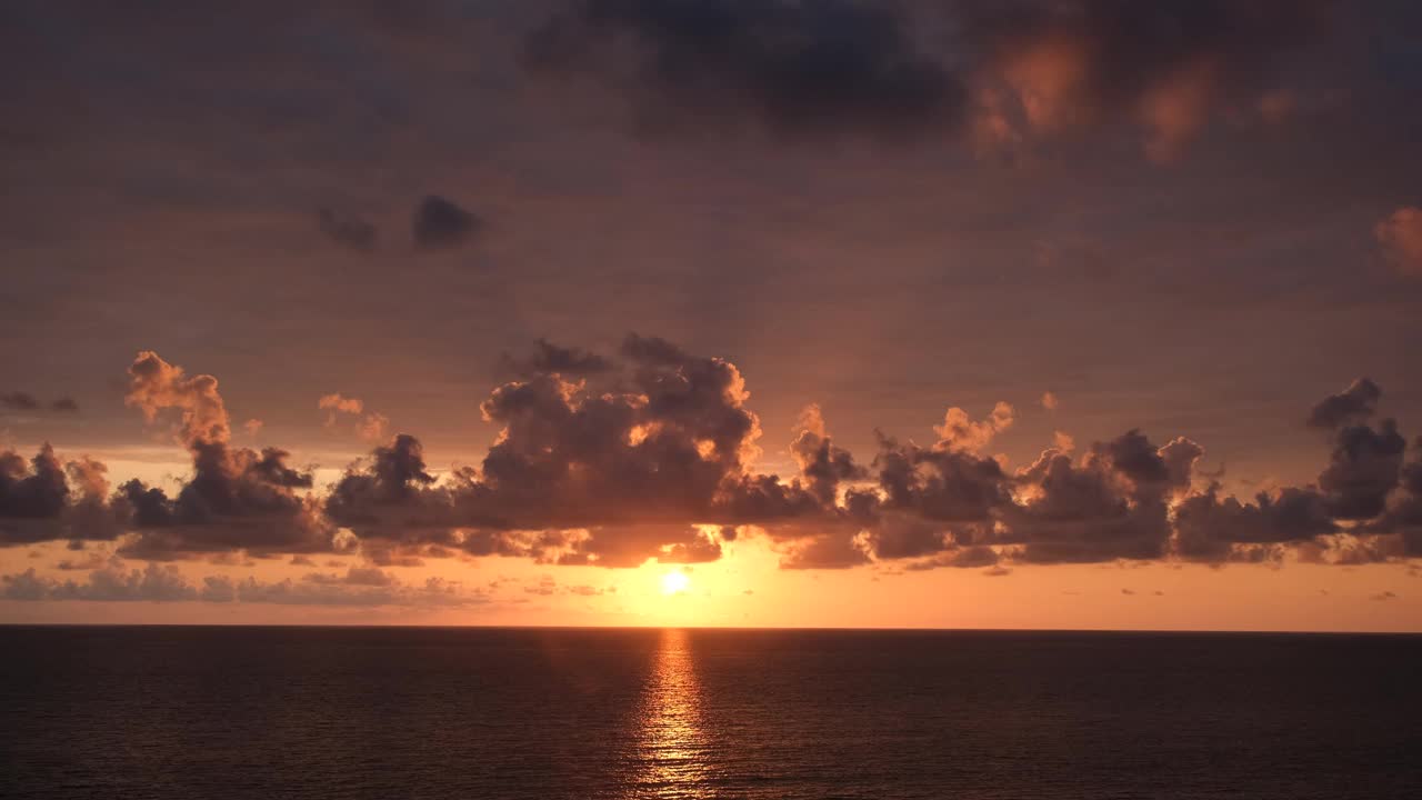 田园诗般的日落宁静与宁静。日落时戏剧性的天空云。平静的海浪和夕阳背景视频素材