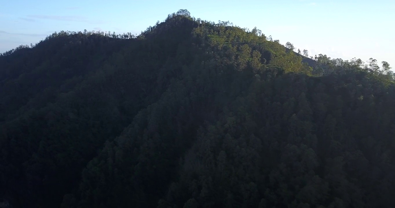 日出，山和海的景色/巴厘岛，印度尼西亚视频素材