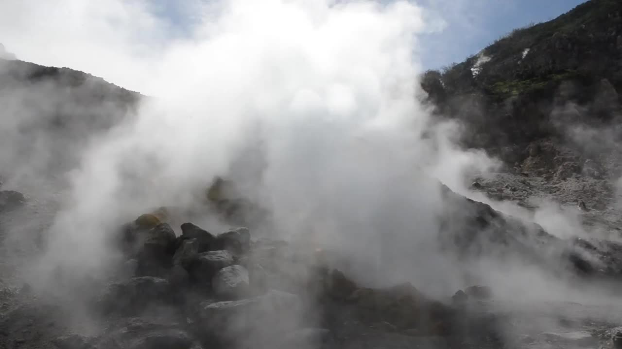 意大利火山地区的火山喷气孔视频素材