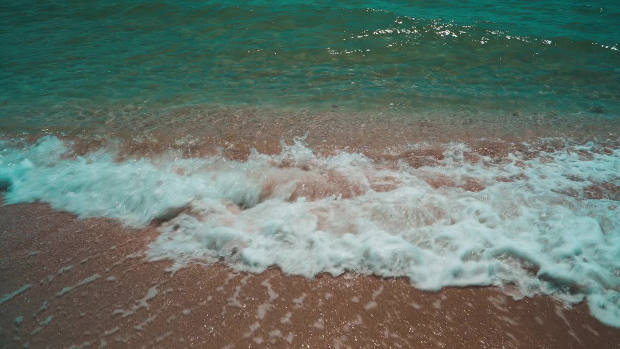 海浪冲刷着海滩上的沙子视频下载