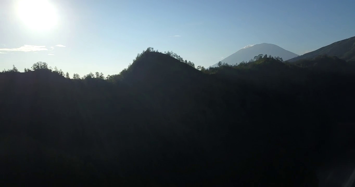 日出，山和海的景色/巴厘岛，印度尼西亚视频素材