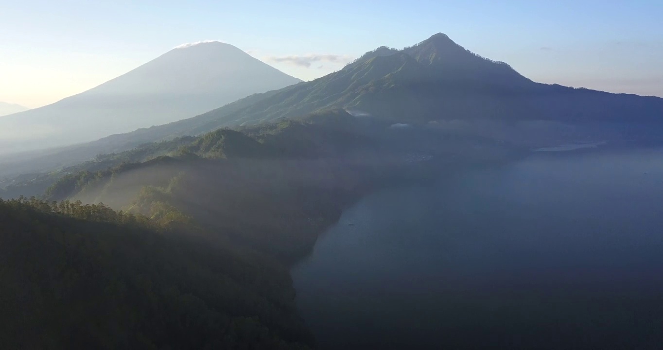 日出，山和海的景色/巴厘岛，印度尼西亚视频素材