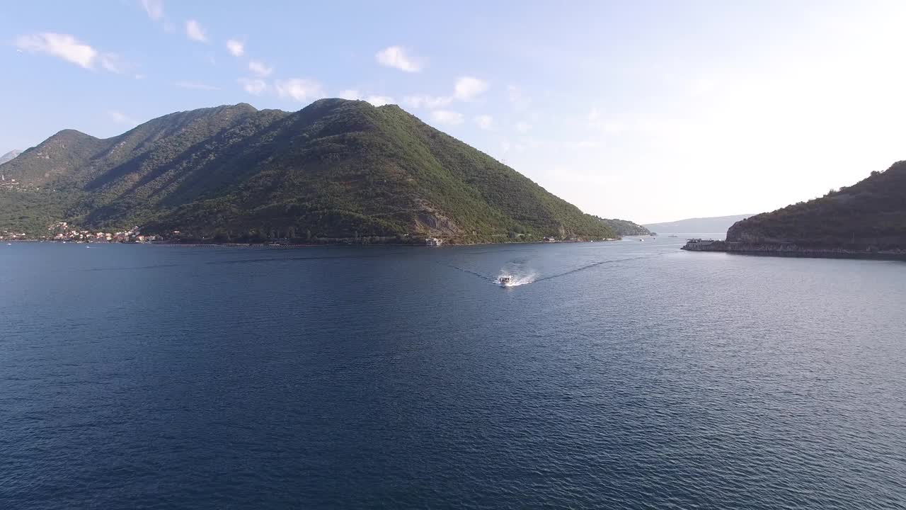 白色的摩托艇在海上驶过多山的海岸。Perast、黑山视频素材