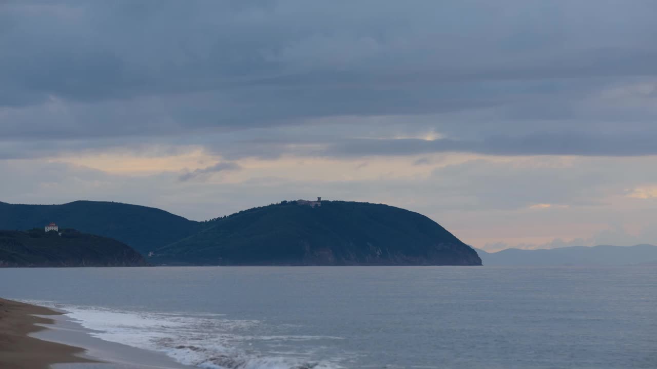 从圣文森索海滩看到的波Populonia托斯卡纳海岸的时间间隔视频素材