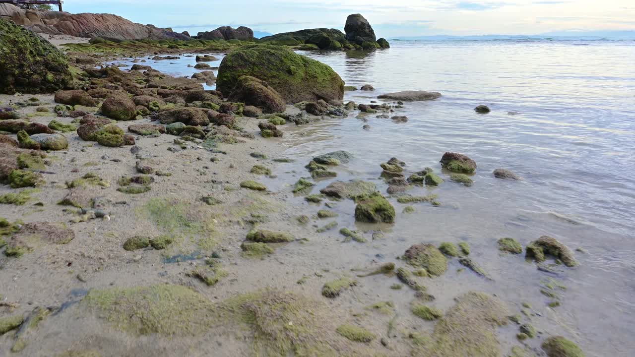 美丽的沙滩和海浪与蓝天和白云的背景。视频素材