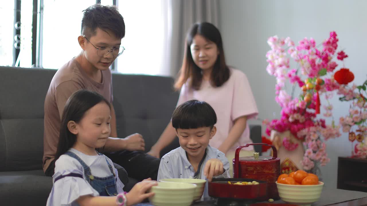 亚洲家庭准备庆祝中国农历新年视频素材