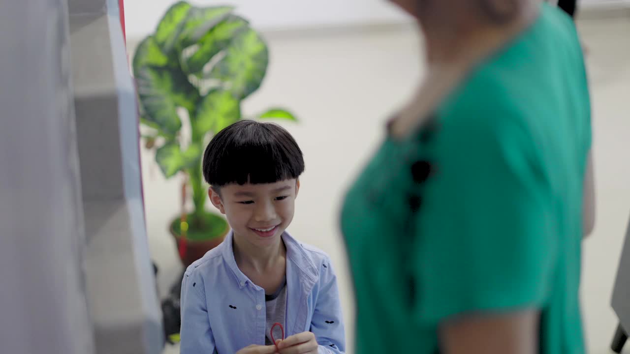 小男孩兴奋地看着他的祖父母装饰春节视频素材