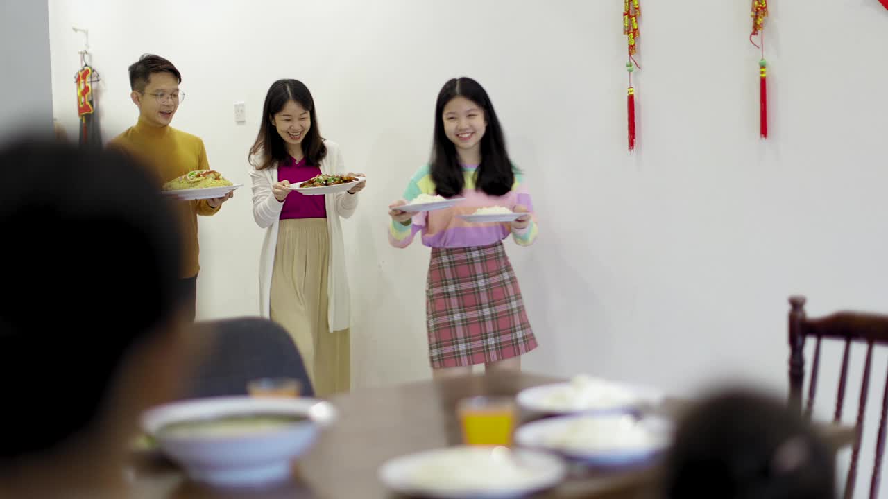 一家人拿出食物，准备吃年夜饭视频素材