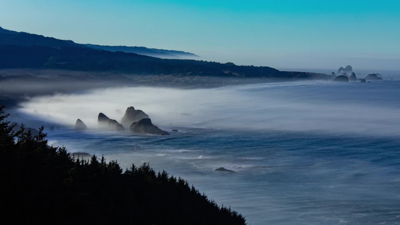 时间推移-全景的雾移动到太平洋海岸视频素材