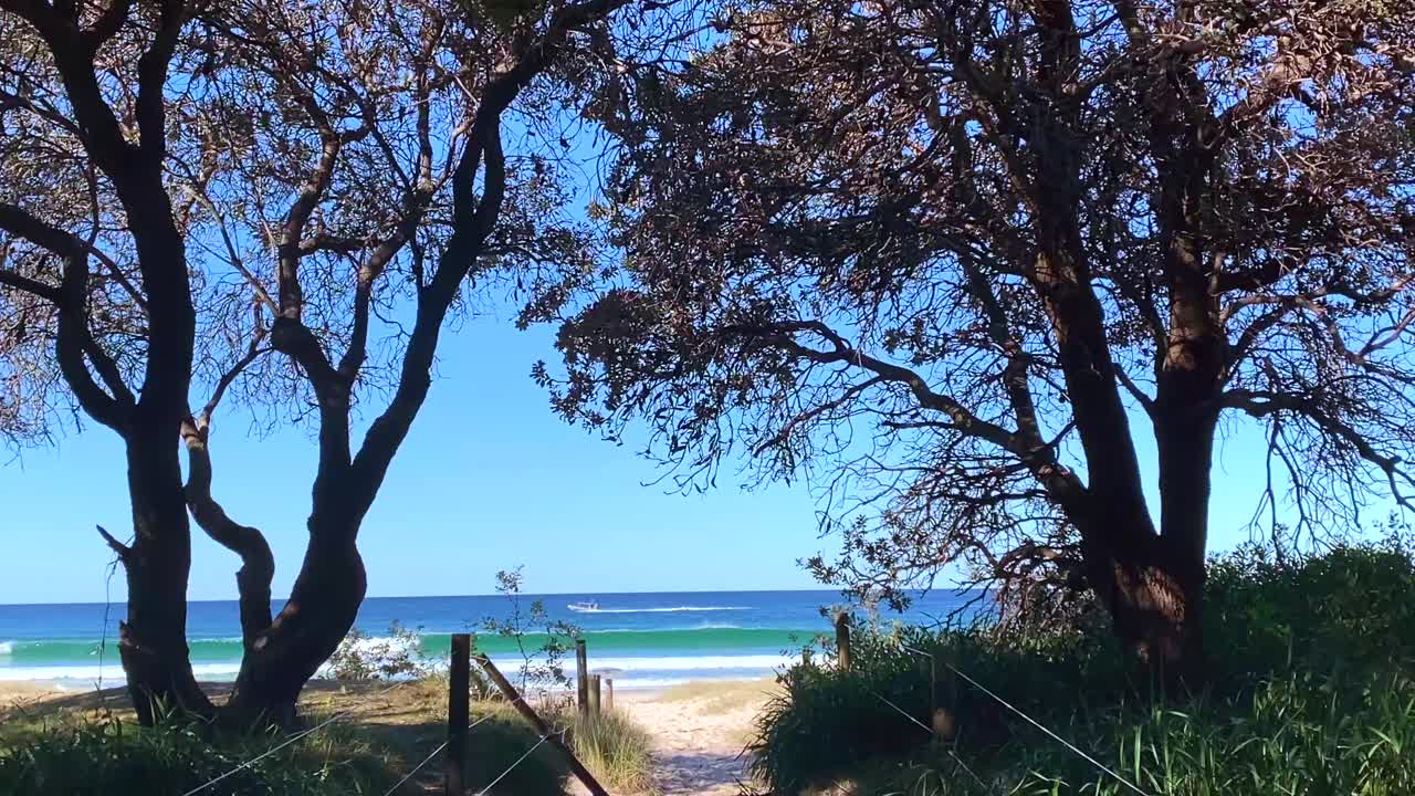 沙滩步道上的海滩景色视频素材