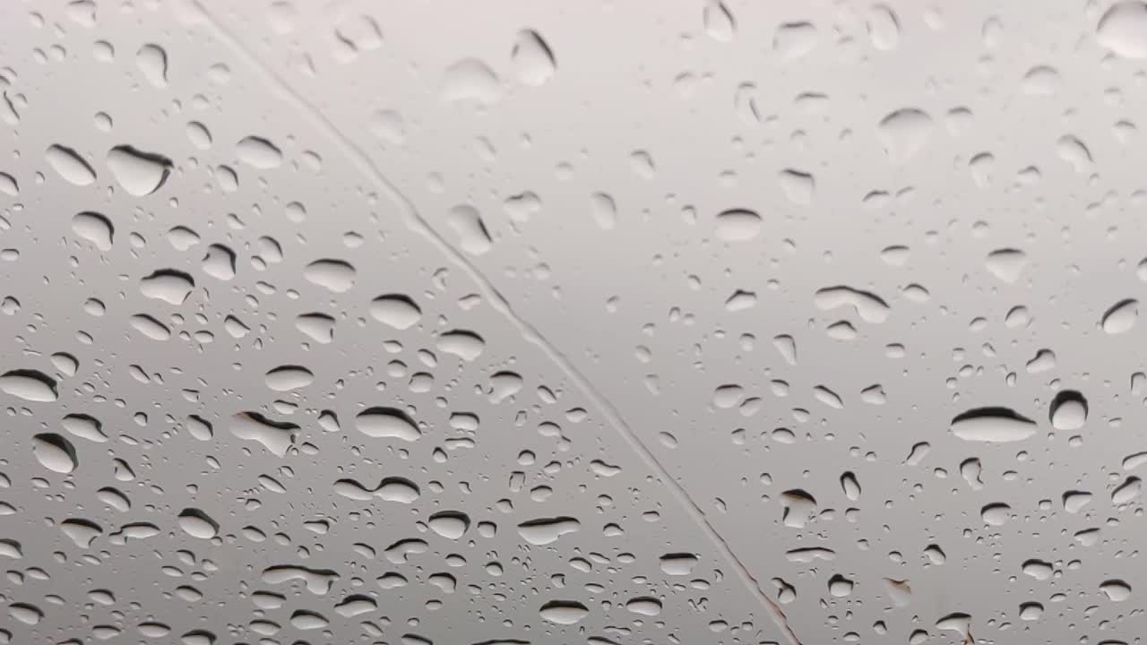 雨点落在玻璃屋顶上视频素材