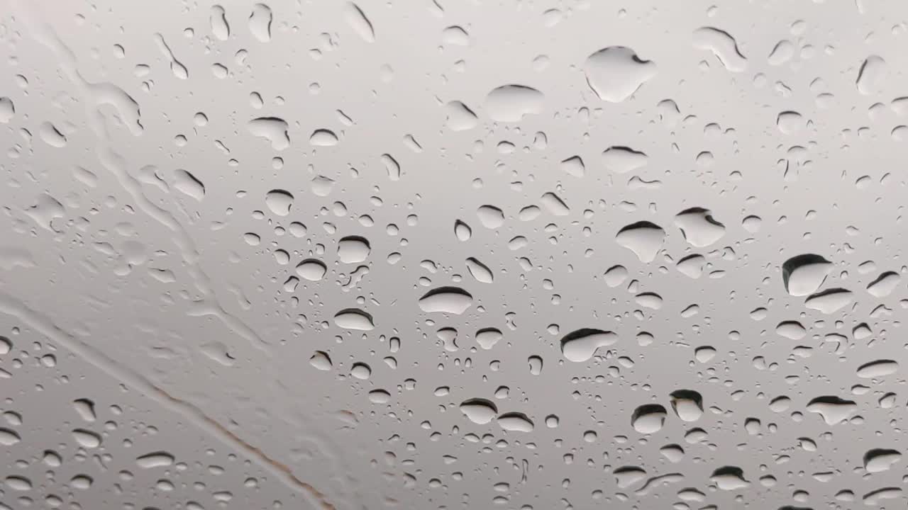 雨点落在玻璃屋顶上视频素材