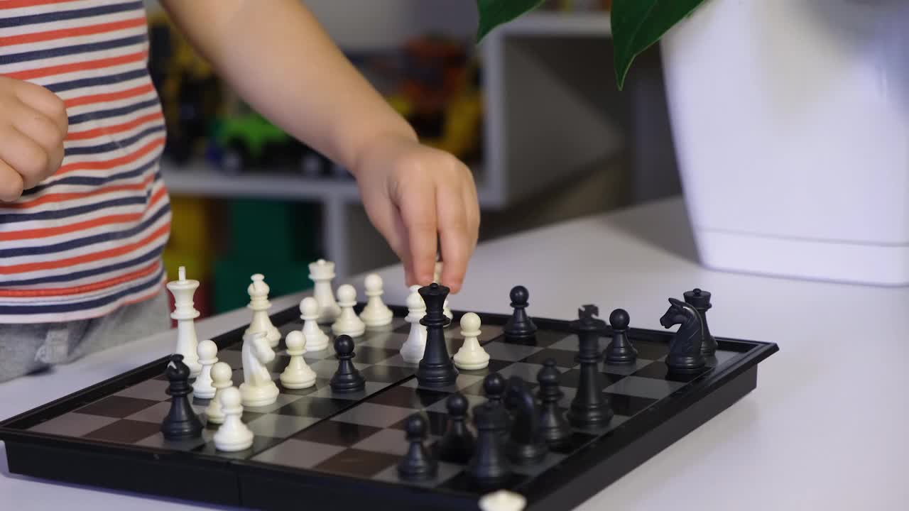 母子下国际象棋，一张张棋盘的特写，骑士的一举一动。视频素材