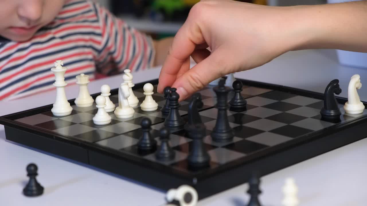 母子下棋，棋盘的特写视频素材