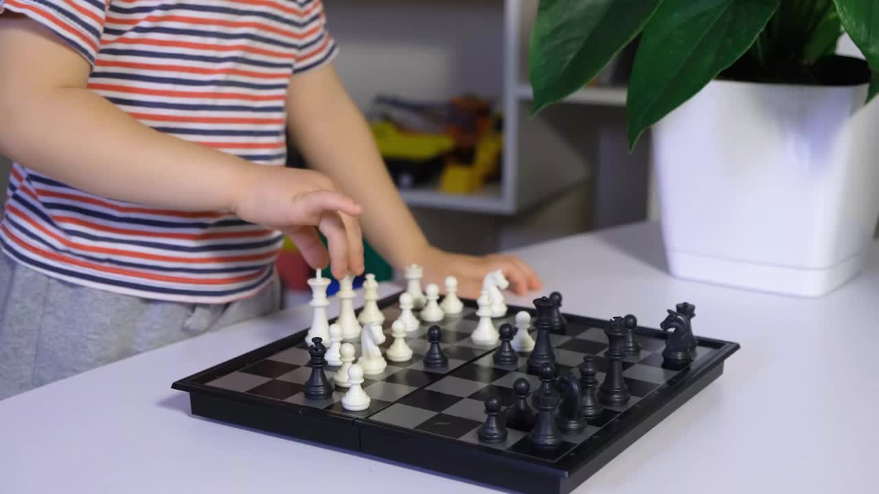 母子下棋，棋盘的特写视频素材