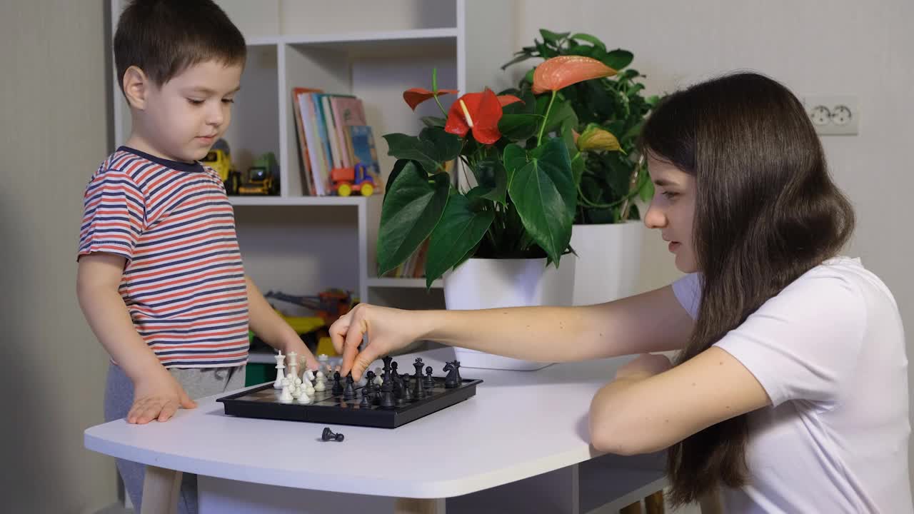 母子下棋，棋盘的特写视频素材