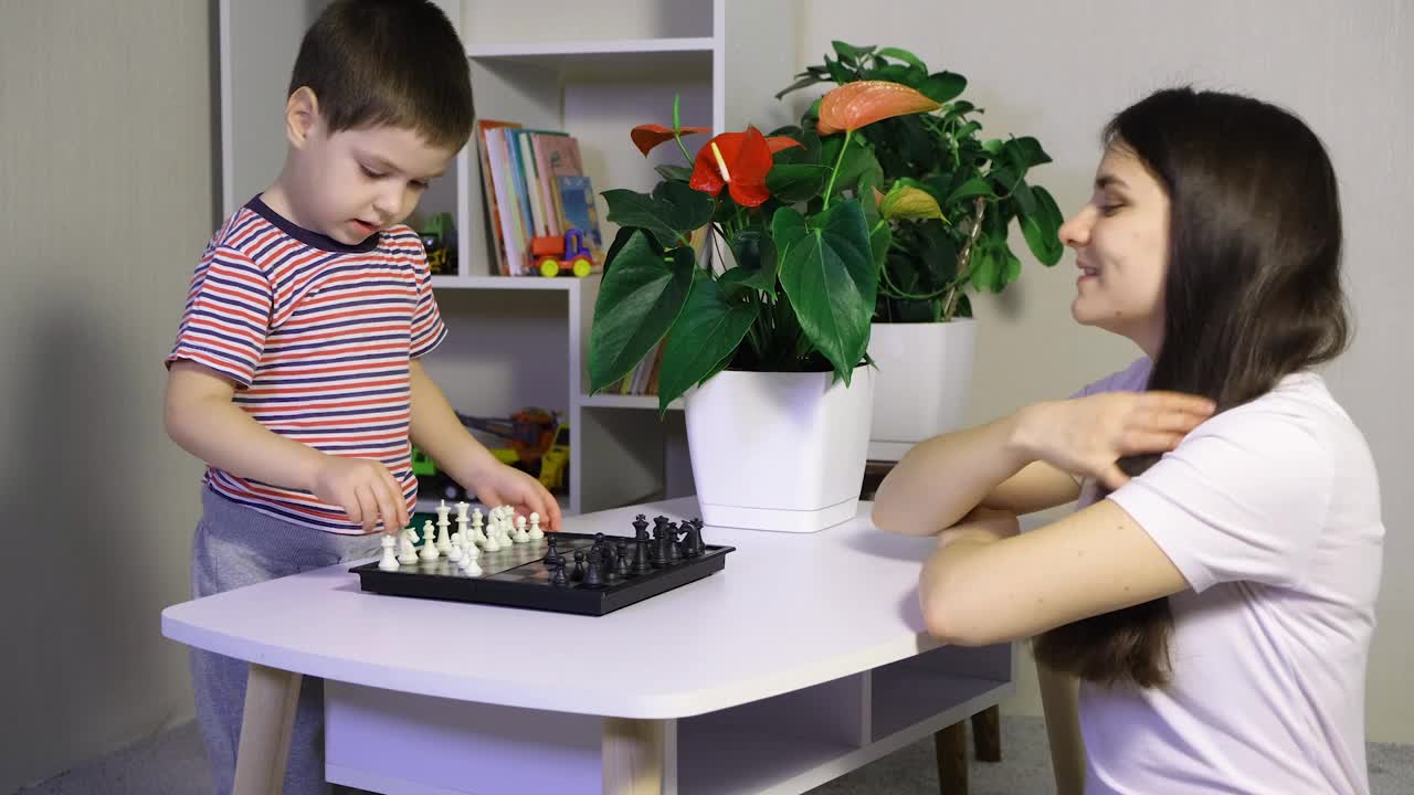 母子下棋，棋盘的特写视频素材