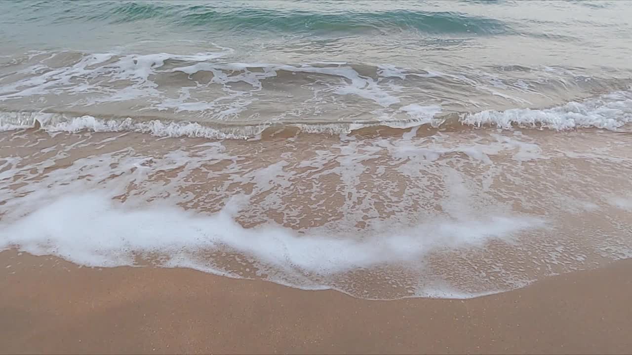 沙滩上的海浪，超慢的动作，戏剧性的景观。视频素材