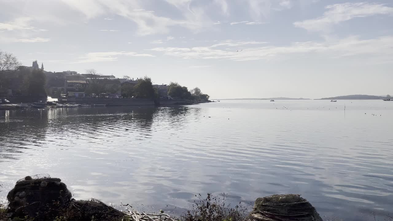 位于土耳其布尔萨的Golyazi村，有乌卢阿巴特湖和自然美景视频素材