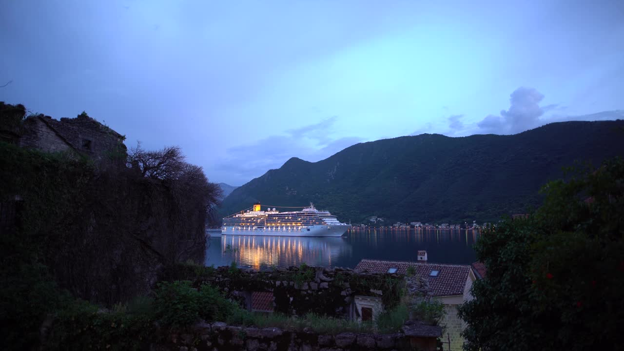 闪烁着灯光的游船驶过佩拉斯特海岸。黑山共和国视频素材