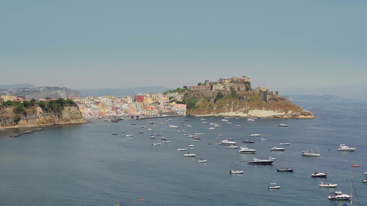 Procida, Marina Corricella，意大利。风景，船，海，意大利，岛屿，颜色，房子，夏天，全景，美丽，港口，码头/ 4K视频素材视频素材