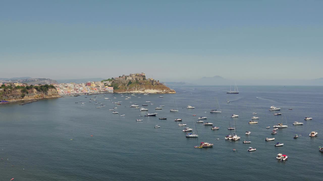 Procida, Marina Corricella，意大利。风景，船，海，意大利，岛屿，颜色，房子，夏天，全景，美丽，港口，码头/ 4K视频素材视频素材