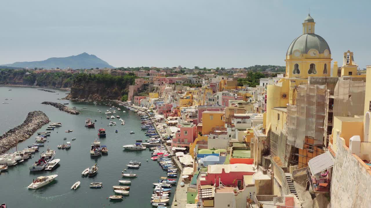 Procida, Marina Corricella，意大利。风景，船，海，意大利，岛屿，颜色，房子，夏天，全景，美丽，港口，码头/ 4K视频素材视频素材