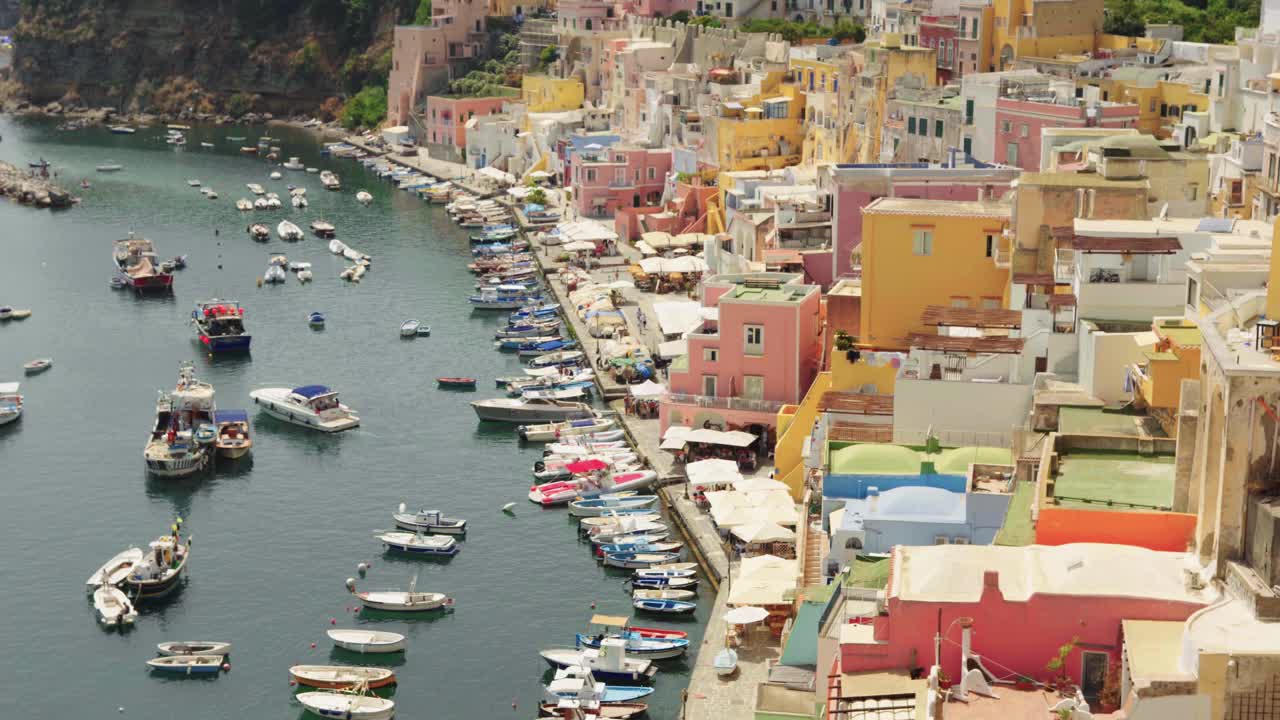 Procida, Marina Corricella，意大利。风景，船，海，意大利，岛屿，颜色，房子，夏天，全景，美丽，港口，码头/ 4K视频素材视频素材