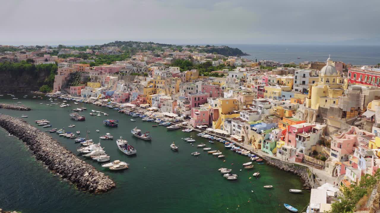 Procida, Marina Corricella，意大利。风景，船，海，意大利，岛屿，颜色，房子，夏天，全景，美丽，港口，码头/ 4K视频素材视频素材