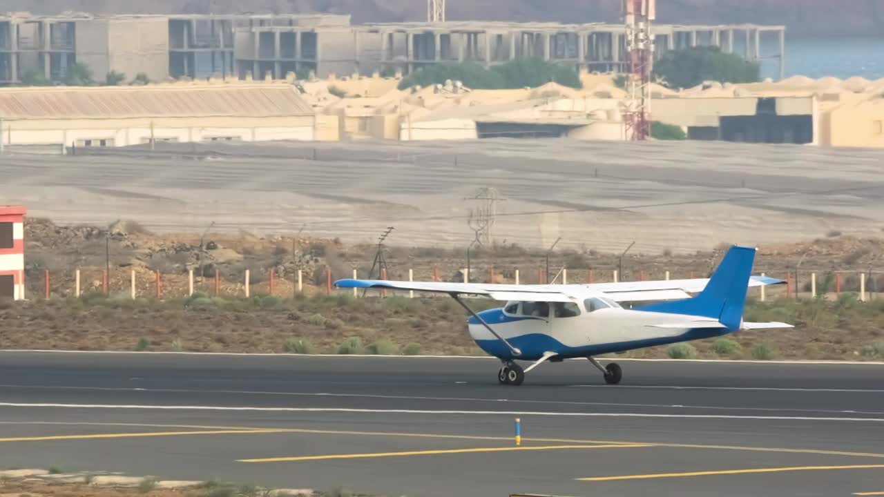 航空史上最受欢迎的飞机起飞。轻型单引擎飞机，上升高度视频素材