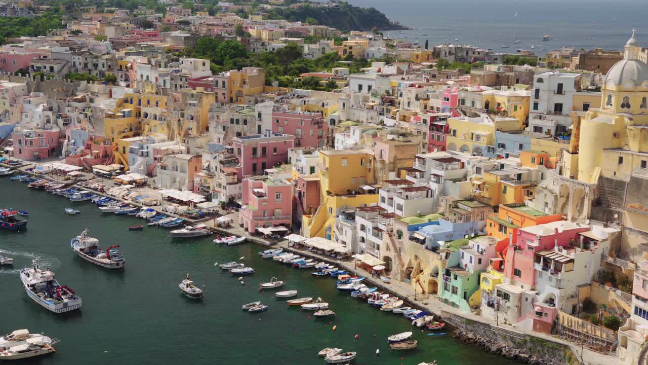 Procida, Marina Corricella，意大利。风景，船，海，意大利，岛屿，颜色，房子，夏天，全景，美丽，港口，码头/ 4K视频素材视频素材