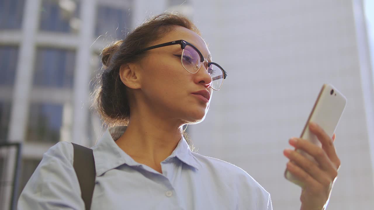 迷人的多民族女性微笑着与男人在约会app聊天，调情视频素材