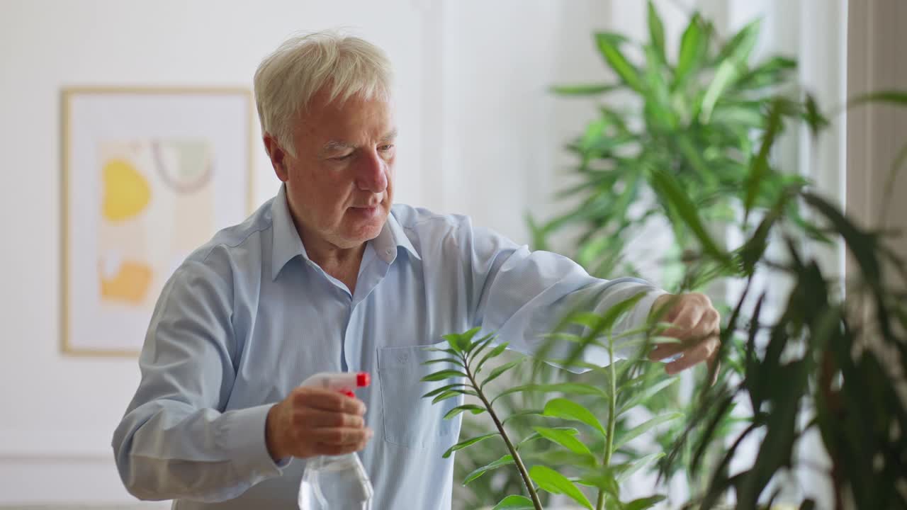 老男人培育植物视频素材