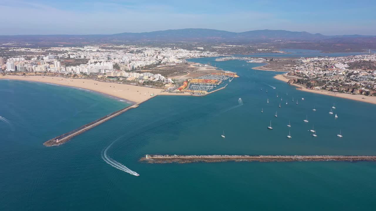 鸟瞰图的海湾的葡萄牙码头，在旅游小镇Portimao，防波堤和游艇在前景。视频素材