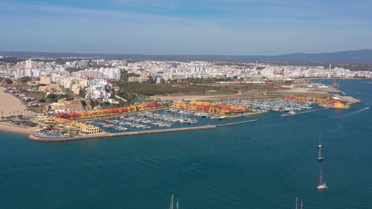 鸟瞰图葡萄牙滨海湾，在旅游小镇Portimao，游艇上的豪华游客。视频素材