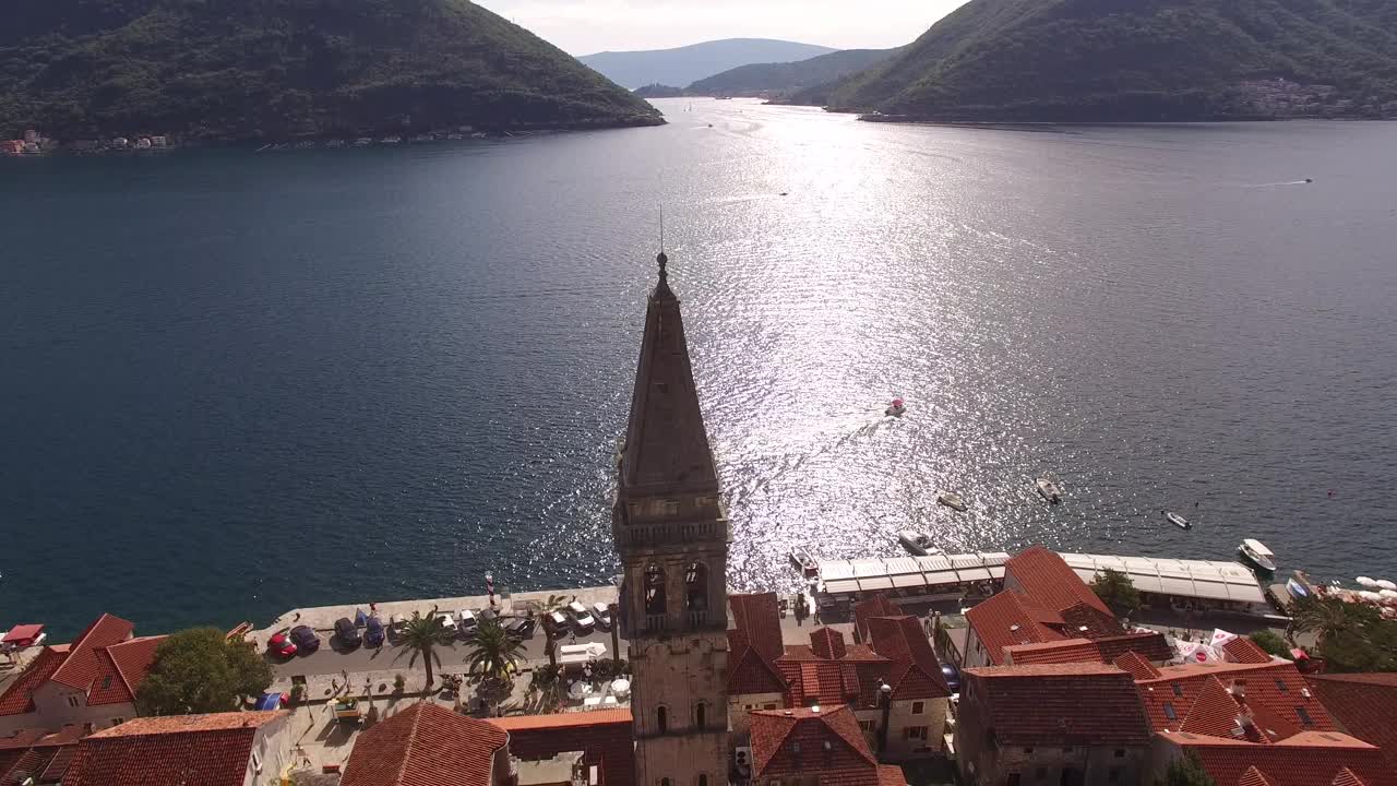 海湾背后的圣尼古拉斯教堂的钟塔。Perast、黑山视频素材