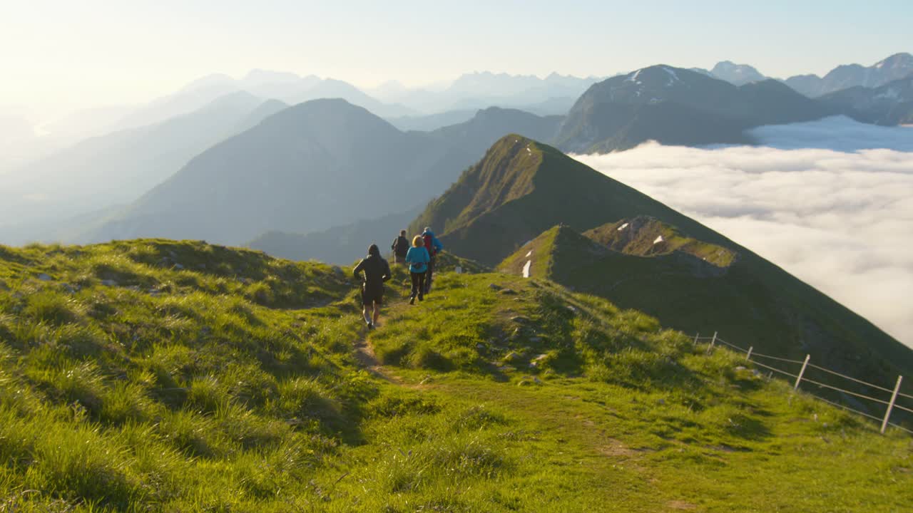 一群徒步旅行者在山脊上行走视频素材