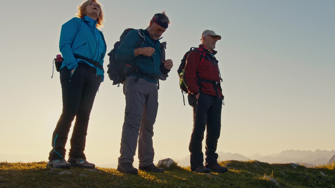 SLO MO登山者在山顶上卸下背包视频素材