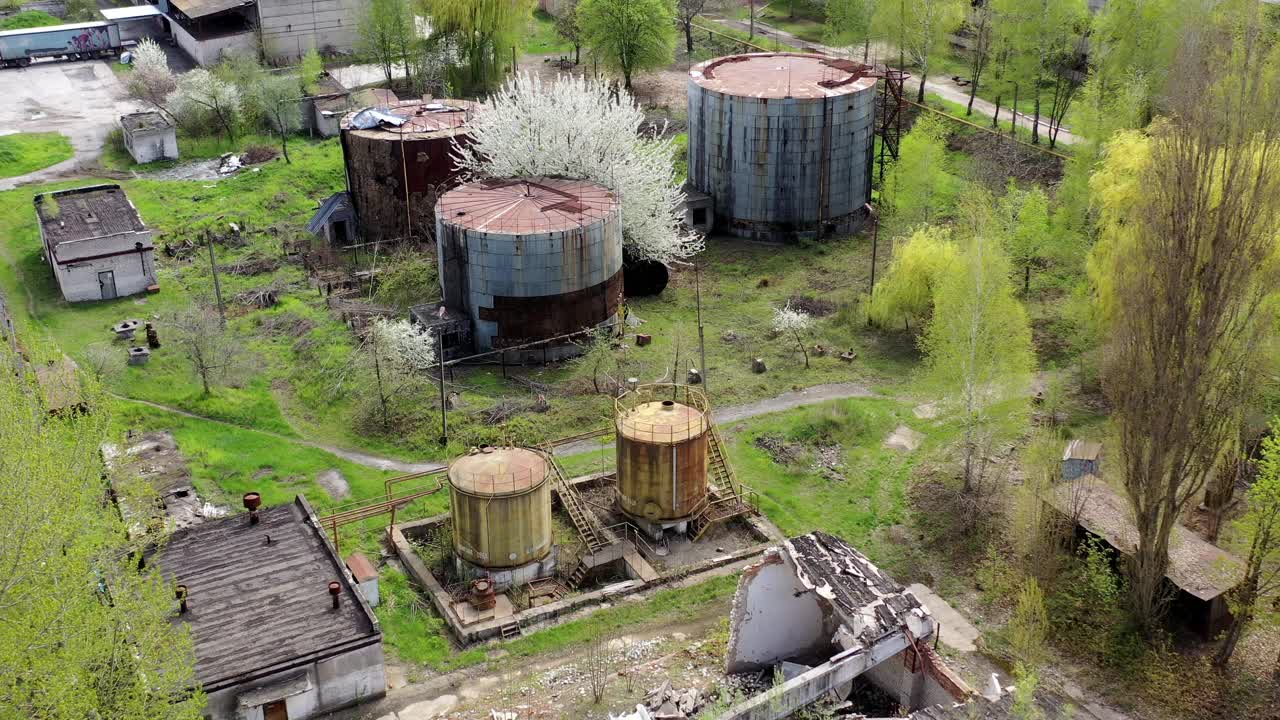 老工业领域。废弃的古代工厂建筑。春天的废墟。工业用旧砖管。鸟瞰图。视频素材