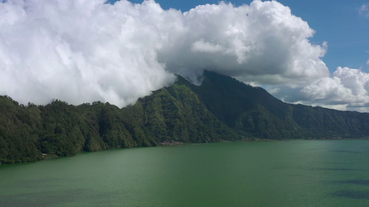 晴天巴厘岛著名的火山口湖空中全景4k印度尼西亚视频素材