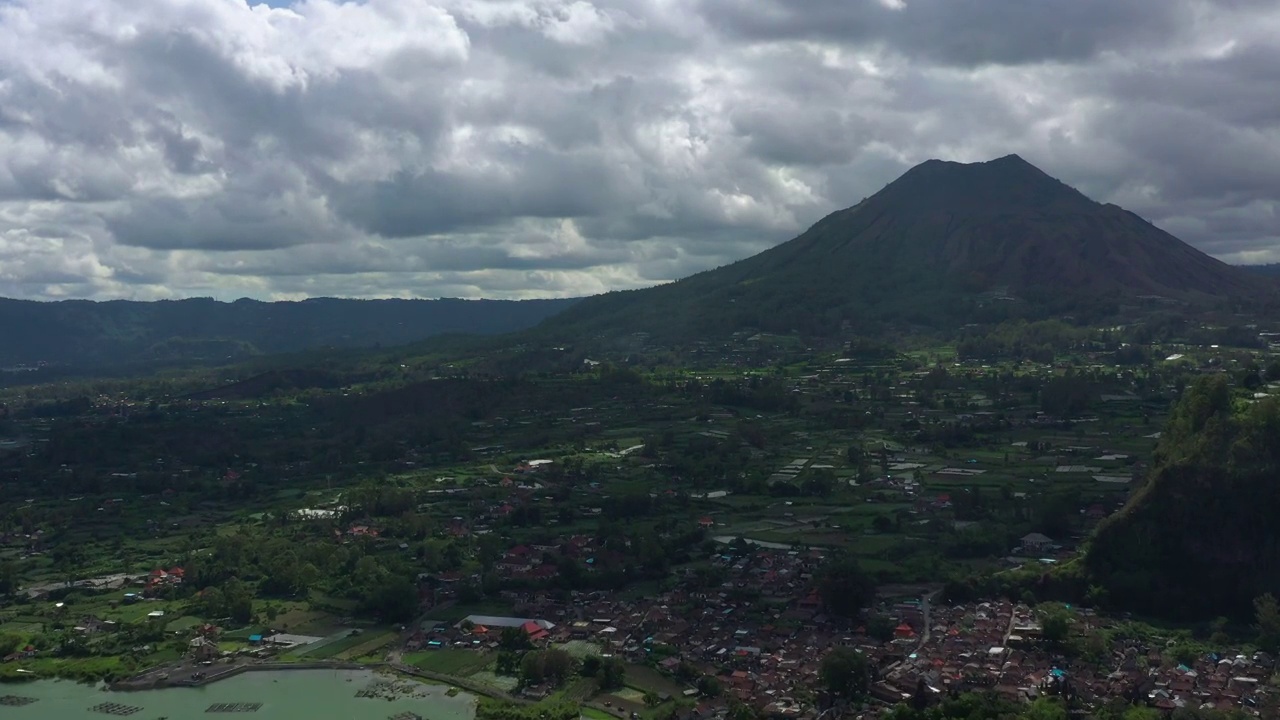 晴天巴厘岛著名的火山口湖地区空中全景4k印度尼西亚视频素材