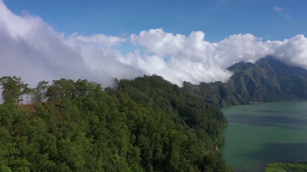 晴天巴厘岛著名的火山口湖华丽的云空中全景4k印度尼西亚视频素材