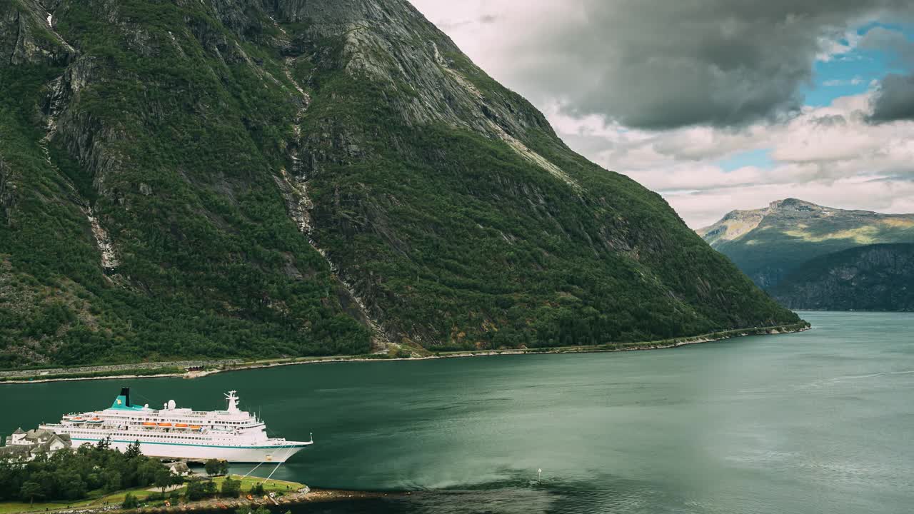 Eidfjord Hardangerfjord,挪威。夏季停靠在港口附近的旅游船或客轮。挪威著名地标和热门目的地的鸟瞰图视频素材