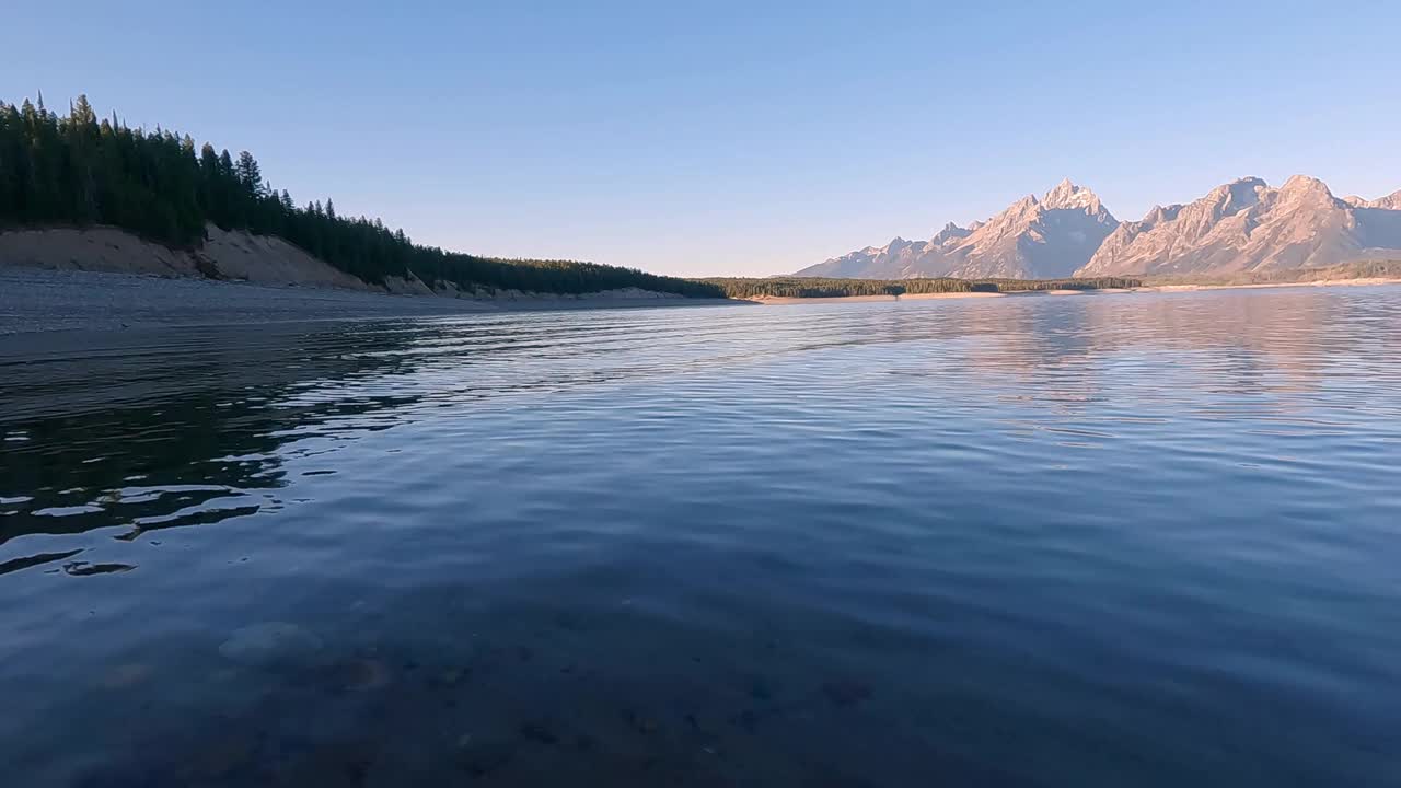 大提顿山的全景，然后在杰克逊湖的水下移动视频素材