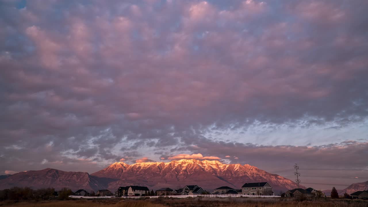 彩色的粉红色日落在雪覆盖的Timpanogos山视频素材