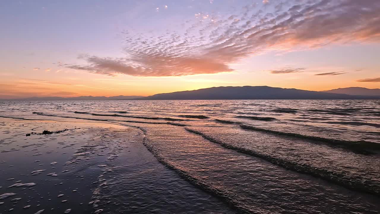 日落时分，在犹他州湖的浅滩上翻腾波浪视频素材